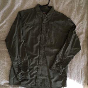 Button down Mountain Hardware men’s shirt M.